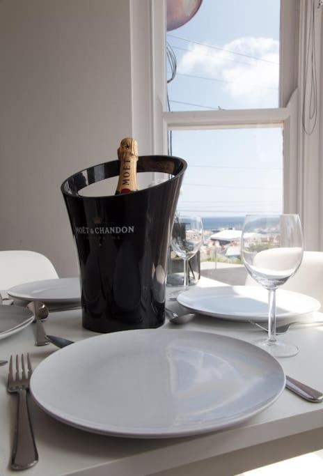 Stunning 2 Bed Apartment With Sea Views, Penzance Buitenkant foto